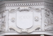Лепнина над дверью подъезда MCMXIV.